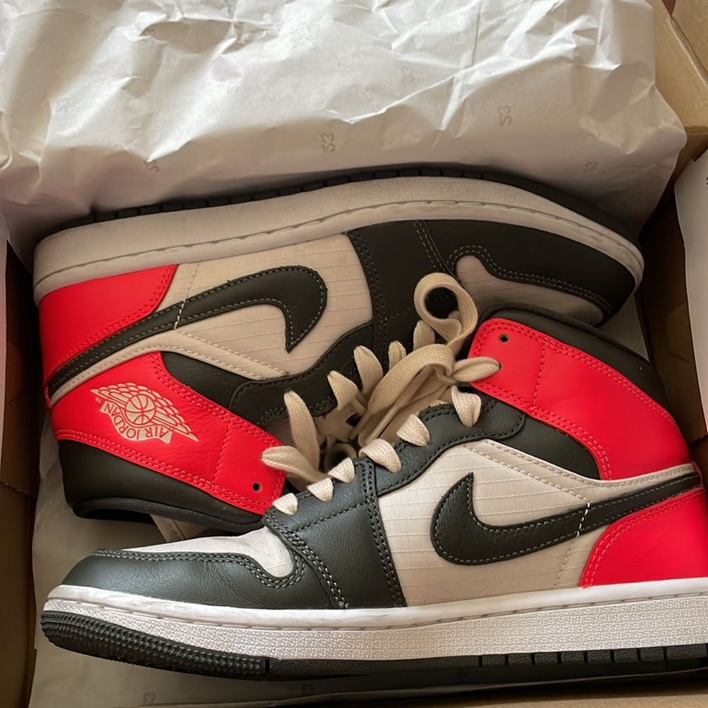 🚨SALE // Wmns Air Jordan 1 Mid SE 'Newsprint' - Picture 3 of 11